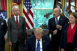 Trump govoril o zaspanem Bidnu, nato pa sam zaspal pred kamerami #video