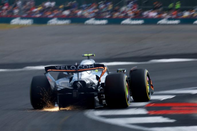 Silverstone Lando Norris McLaren | Lando Norris je veljal za prvega favorita, a bo šele na tretjem štartnem mestu. | Foto Reuters