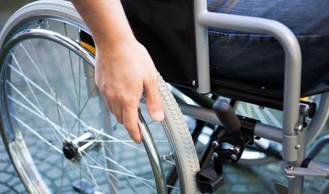 Vinjena voznica trčila v osebo na invalidskem vozičku