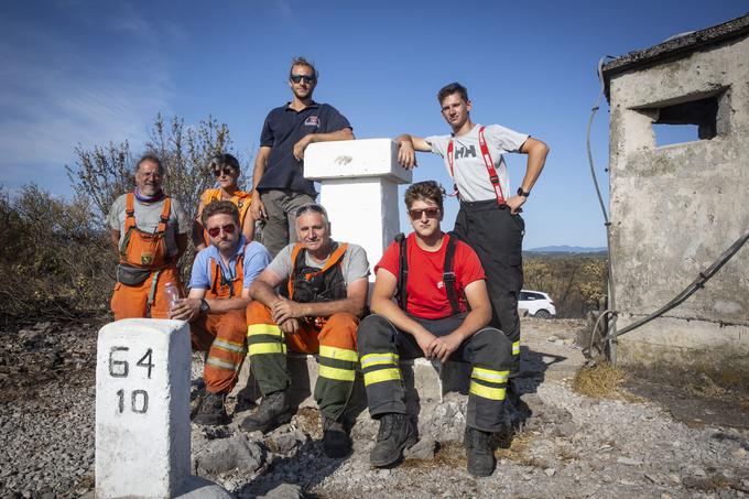 Na vrhu Kremenjaka na slovensko-italijanski meji so razmere skupaj spremljali dolenjski prostovoljni gasilci in italijanski gozdni policisti (Corpo Forestale). | Foto: Bojan Puhek
