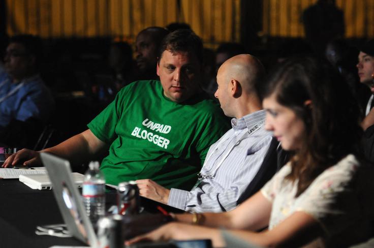 Vlagatelj in ustanovitelj medija TechCrunch Michael Arrington (v zeleni majici) želi, da bi bili odgovorni v velikih podjetjih bolj kaznovani za ogrožanje osebnih podatkov njihovih strank.  | Foto: Profimedia