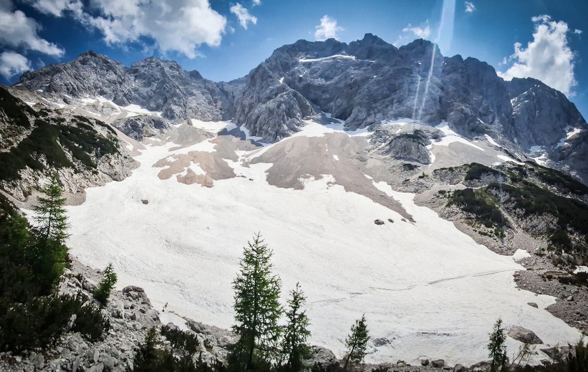 Ledenik pod Skuto | Planinca sta padla z velike višine na grebenskem prehodu med Koroško Rinko in Skuto.  | Foto Bojan Puhek