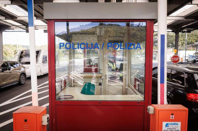 Mejni prehod | Kljub podaljšanju nadzora na slovensko-italijanski meji se v duhu dobrega sodelovanja režim na mejnih prehodih ne bo zaostroval. Kot je znano, Italijani na meji s Slovenijo praviloma ne ustavljajo avtomobilov z italijanskimi in slovenskimi registrskimi tablicami, strožji nadzor je pri avtomobilih z registrskimi tablicami tretjih držav.  | Foto STA