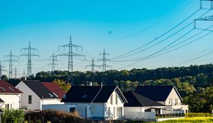 Daljnovodi potekajo po vaši parceli? Kaj lahko posameznik stori in ali lahko iztrži plačilo za služnost. #pravni nasvet
