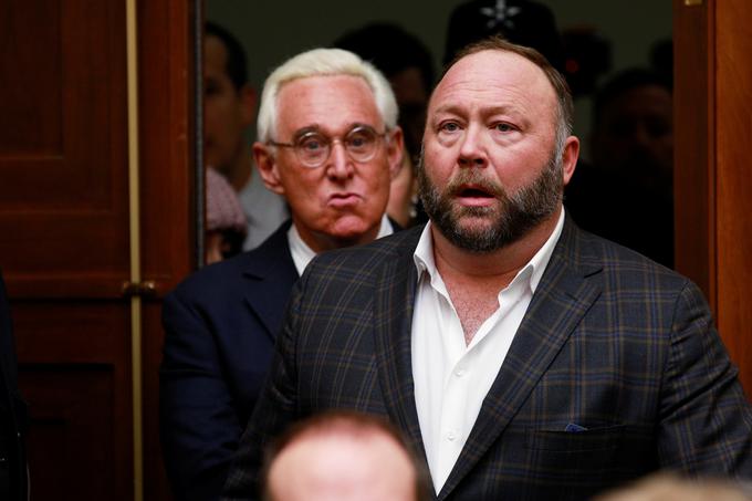 Alex Jones (v ospredju) je obiskal tudi nedavni zaslišanji direktorja Twitterja Jacka Dorseyja in Sheryl Sandberg, desne roke direktorja Facebooka, in se tudi tam drl, da ga želijo utišati.  | Foto: Reuters