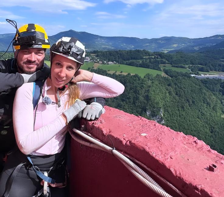 S sodelavko Vesno na vrhu dimnika | Foto: Instagram
