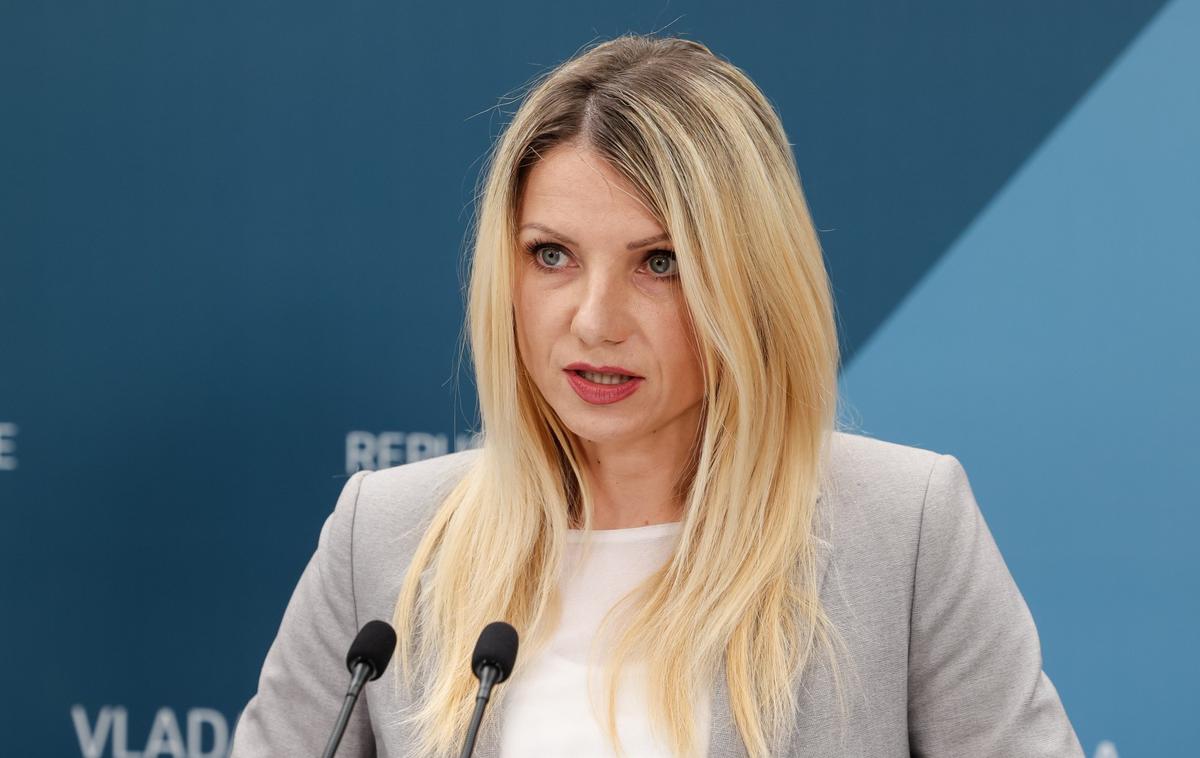 Tina Heferle, ministrstvo za notranje zadeve, državna sekretarka | 140 osebam so status zavrnili.  | Foto STA