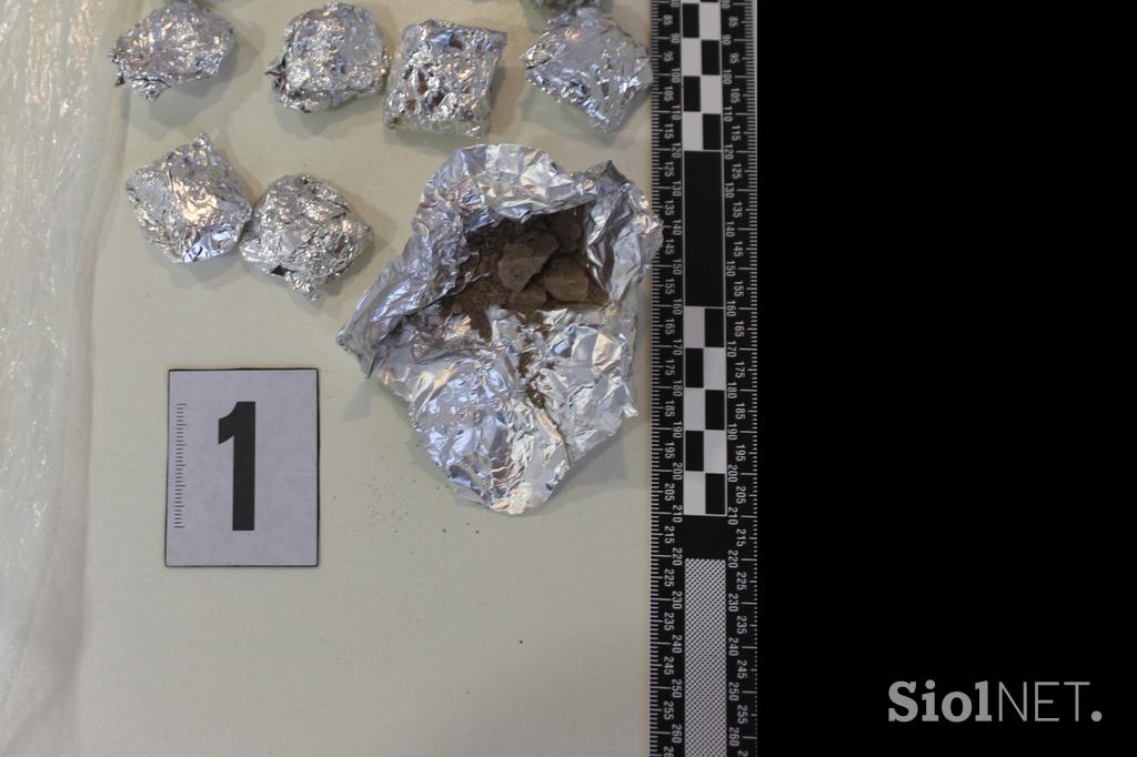 Prepovedane droge, ki so jih policisti našli pri 18-letnem vozniku, ki je v sredo dopoldne povzročil prometno nesrečo na Šmartinski cesti v Ljubljani.