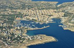 Lampedusa spet prizorišče tragedije, utonilo najmanj 14 beguncev