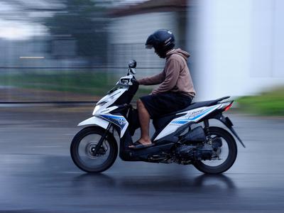 Mladoletnik s predelanim mopedom, kar je zelo nevarno