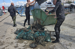 Z morskih travnikov slovenske Istre odstranili več kot dve toni odpadkov