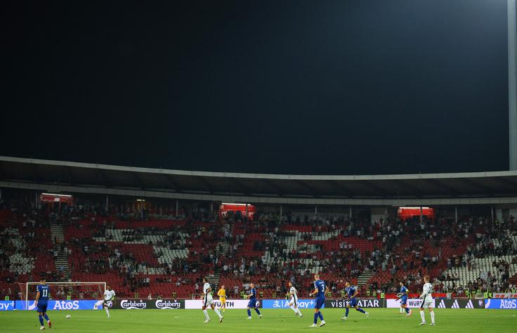 Proti koncu srečanja je na tribunah vztrajala le še peščica srbskih navijačev. | Foto: Reuters