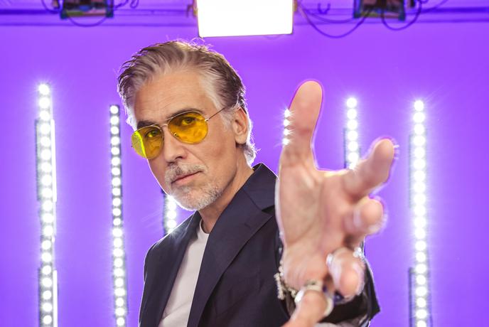 Tako je slišati Jan Plestenjak v narodnozabavni izvedbi #video