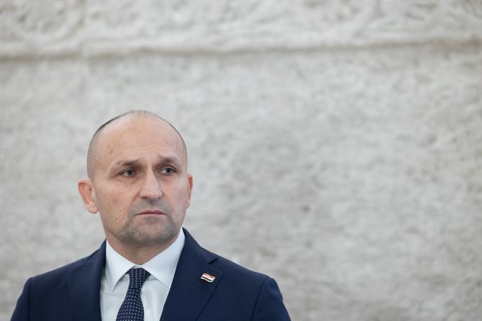 Ivan Anušić | "Žal mi je, da se je zgodila nesreča, in se na tem mestu opravičujem družini iz osebnega avtomobila," je minister zapisal v četrtek na družbenem omrežju X. | Foto STA