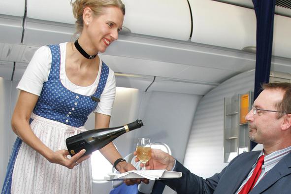 Brez alkohola na letalih: celo Rusi in Finci ne točijo več vodke