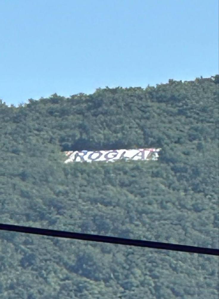 Napis Tito na Sabotinu je danes za nekaj ur nadomestil navijaški pozdrav Primožu Rogliču.

 | Foto: Bralec