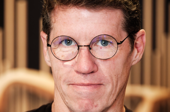 V prometni nesreči je umrl filmski skladatelj Guy Moon