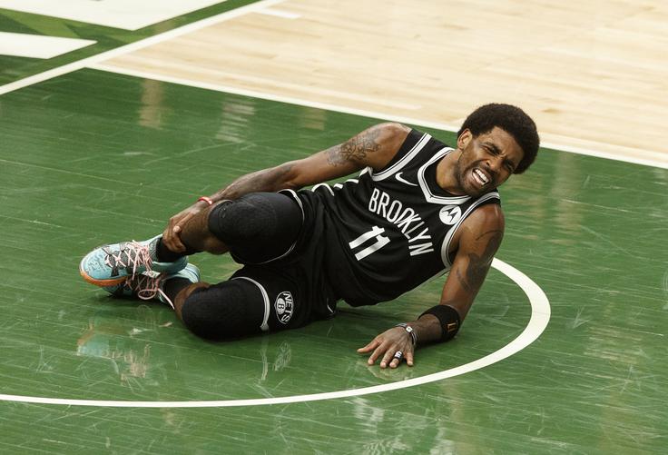 Kyrie Irving si je v drugi četrtini poškodoval gleženj. Rentgenski pregled po tekmi naj bi po besedah trenerja Steva Nasha pokazal, da je prišlo do zloma. | Foto: Reuters