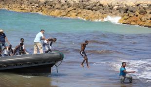 V brodolomu čolna blizu libijske obale pogrešajo sto migrantov