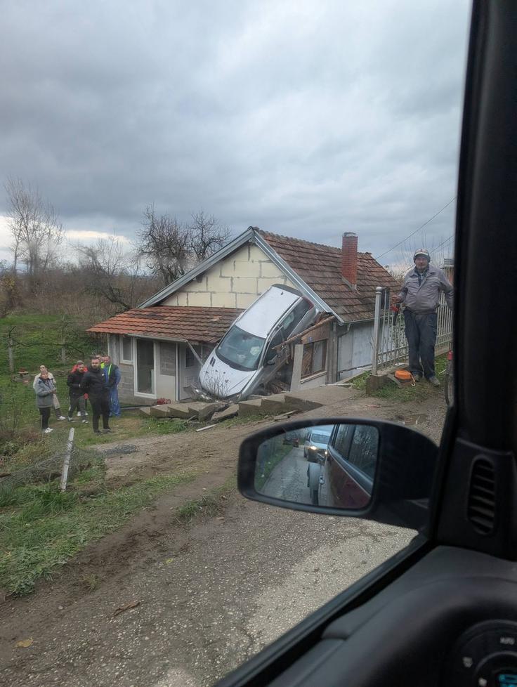 nesreča, avtomobil, Srbija avto na strehi | Foto: X/@SasaSim52282348