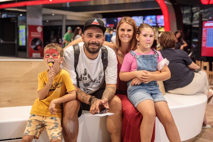 Teja in Jani Jugovic skupaj s sinom Inajom in hčerko Sio. | Foto: Mediaspeed
