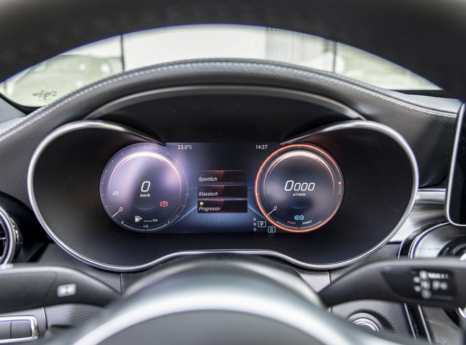 Opcijsko so na voljo digitalni merilniki, ki imajo tri različne videze in se jih lahko prilagodi povsem po željah voznika. | Foto: Mercedes-Benz