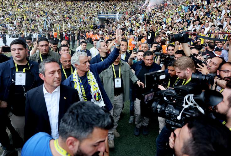 Jose Mourinho in množica navdušenih navijačev Fenerbahčeja. | Foto: Reuters