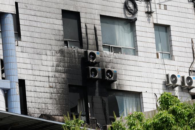V povezavi s požarom so oblasti pridržale 12 ljudi, vključno z direktorjem bolnišnice. | Foto: Reuters