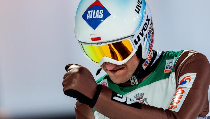 Kamil Stoch je v odlični formi. Po sobotni zmagi v Visli je oblekel rumeno majico vodilnega v svetovnem pokalu. | Foto: Sportida