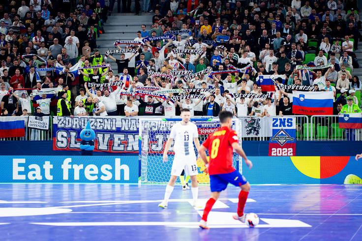 Španci so prvič zatresli slovensko mrežo že v prvi minuti. | Foto: Filip Barbalić