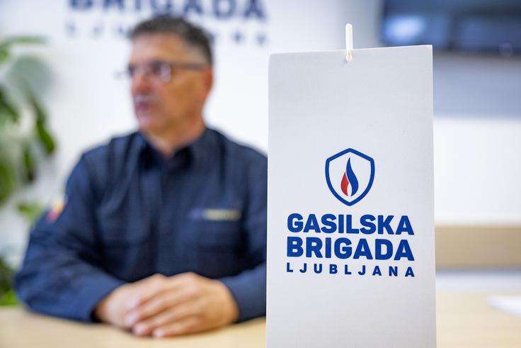 "Ko sem prišel na GBL, smo vodstvo mestne občine prepričali, da je treba vzpostaviti enotno javno gasilsko službo, ki bo predstavljala temeljno silo na področju zaščite in reševanja. Širša javnost nas ne ločuje na prostovoljne in poklicne, zato je prav, da tudi mi nastopamo enotno – kot gasilci," poudarja Tomaž Kaučič. | Foto: Ana Kovač