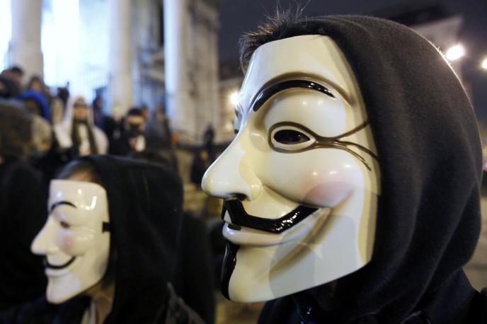 Anonymous | V SMC, NSi in DeSUS trdijo, da svarilna pošta skupine Anonymous, ki so jo prejeli pred odločanjem, nanje ni vplivala.  | Foto Reuters
