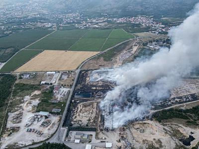 Zaradi požara na odlagališču odpadkov v Mostarju močno onesnažen zrak