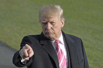 Trump s tokratnim ukazom nad medije in z novo grožnjo Harvardu