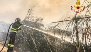 Na Sardiniji razglasili izredne razmere: z ognjem se bori 7.500 gasilcev #video