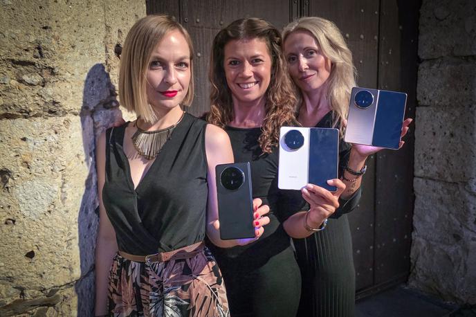 Honor Magic V5 | Pregibni pametni telefon Honor Magic V5 izdelujejo v treh barvah, a bo v regiji, kjer je tudi Slovenija, na voljo le v beli in črni. | Foto Srdjan Cvjetović