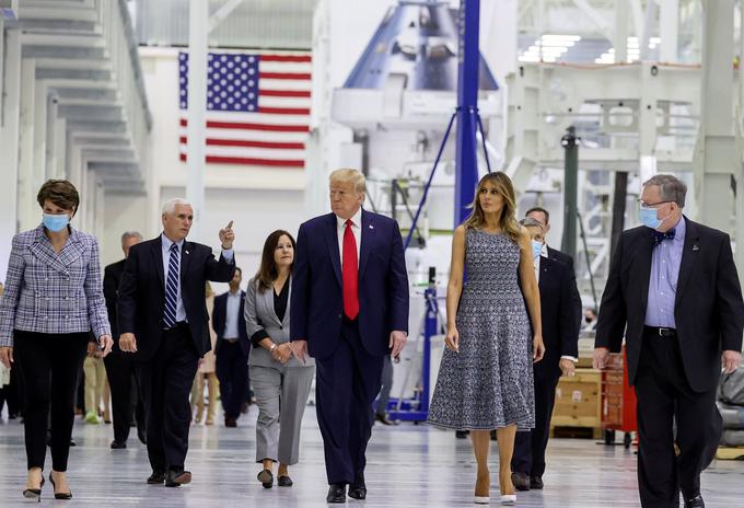 Kennedyjev vesoljski center so pred odpovedano sredino izstrelitvijo rakete Falcon 9 obiskali tudi predsednik ZDA Donald Trump, njegova žena Melania Trump in podpredsednik ZDA Mike Pence.  | Foto: Reuters