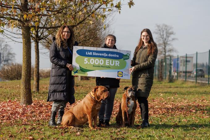 Predaja donacije Zavodu Naš kuža v okviru projekta Koraki za tačke. | Foto: Lidl Slovenija