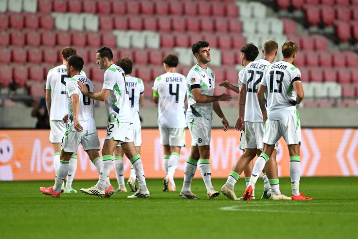 Irci so na tekmi v Debrecenu nosili črne trakove v spomin na številne žrtve v Gazi.  | Foto: Guliverimage