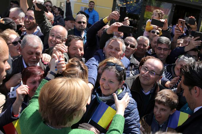 Nemška kanclerka Angela Merkel si je vzela čas in pozdravila tamkajšnje prebivalce romunskega mesta. | Foto: Reuters