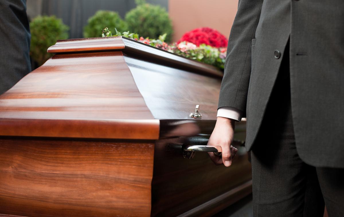 Pogreb, krsta, smrt | Družina je vložila tožbo zoper bolnišnico. | Foto Shutterstock