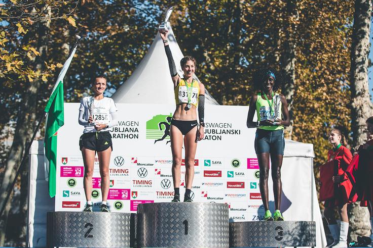 Kršinarjeva si je zmagovalni oder delila s hrvaško tekačico Ano (1:19:34) in Georgino Nyaguthii (1:19:53), ki nastopa za ljubljanski Mass. | Foto: Grega Valančič/Sportida