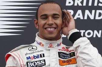 Lewis Hamilton se je pomeril z letalom (video)