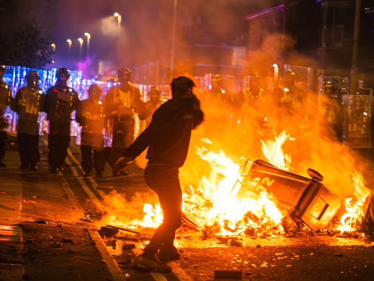 Lanske nasilne proteste v Southportu so v veliki meri podkurile lažne informacije, ki so po brutalnih umorih krožile po družbenih omrežjih. Policija teh navedb takrat ni smela ne potrditi ne zanikati. | Foto: Shutterstock