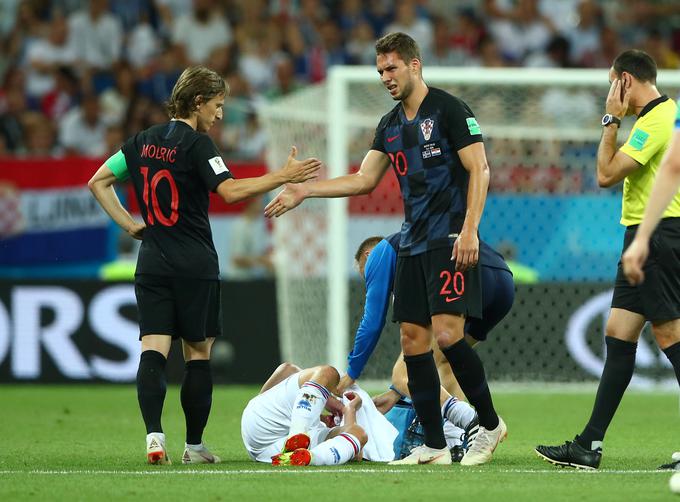 V 12. minuti jo je skupil Birkir Bjornason, ki pa je kljub poškodbi nosa nadaljeval tekmo. | Foto: Reuters