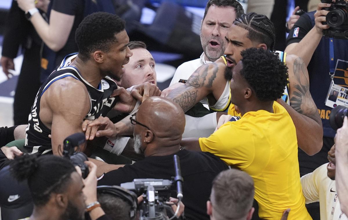 Indiana Pacers : Milwaukee Bucks | Giannis Antetokounmpo je s soigralci že sklenil sezono, po koncu pa v Indiani ni manjkalo vroče krvi. | Foto Guliverimage