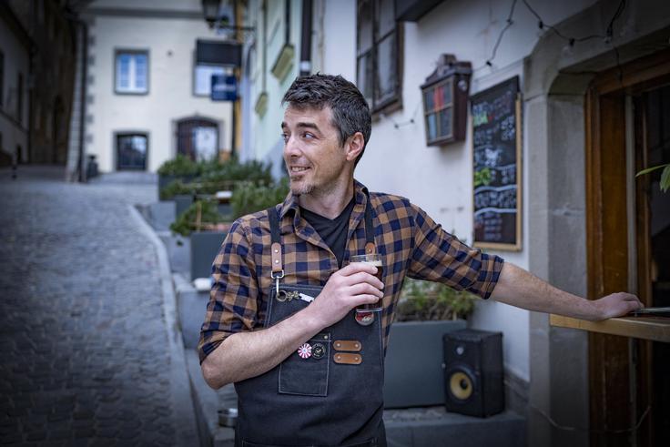 Še vedno se mu zdi nenavadno, da špricer na Štajerskem velja za zelo možato pijačo. | Foto: Ana Kovač