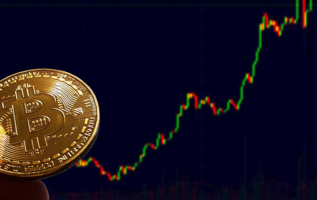 Bitcoin | Cena najbolj prepoznavne kriptovalute bitcoin je v zadnjem tednu dni zrasla za skoraj 25 odstotkov. Da ponovno doseže svoj cenovni rekord, mora bitcoin sicer zrasti še za več kot dvesto odstotkov. | Foto Shutterstock