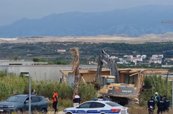 Veliko rušenje na hrvaški obali se je začelo. Z bagri nad 124 objektov, tudi hiše z bazeni.