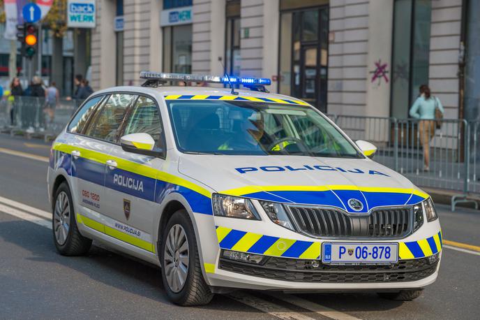 slovenska policija, policija, policijski avto | Na kraj vloma v poslovni objekt je takoj odšlo več policijskih patrulj. Policisti so storilca prijeli na kraju. | Foto Shutterstock